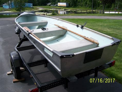 lowe 12' aluminum boat.